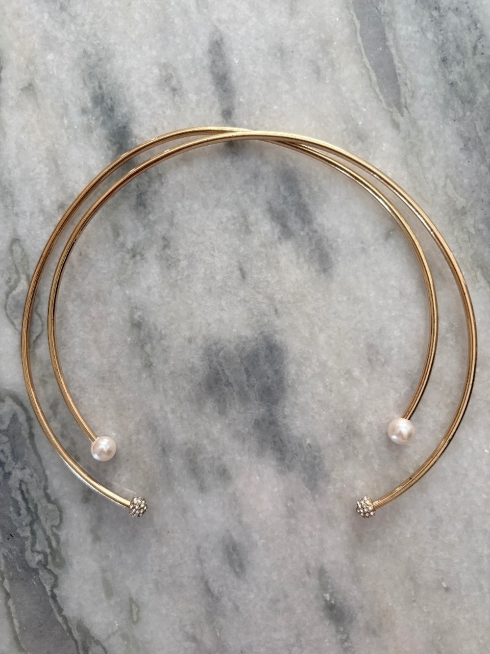 Minimalist double-layered open collar choker necklace.